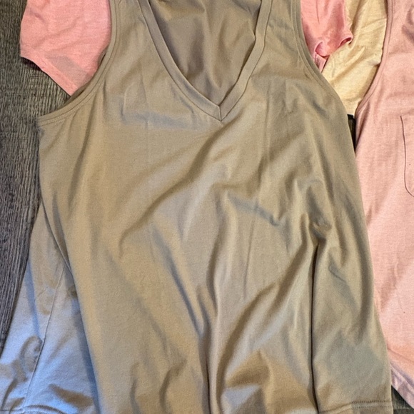 Tank tops - Picture 3 of 5